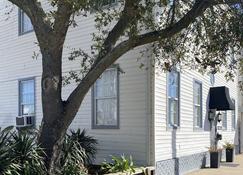 Charming 1887 Boarding House, Private Apartment Near The Strand! - Galveston - Building