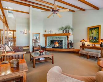 Beautiful Craftsman Style Lake Home - Hayward - Living room