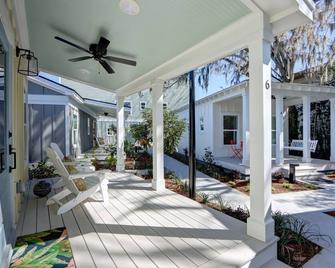 Charming Tiny Cottage, 5min to SAV, 15min to Beach by Lucky Savannah - Thunderbolt