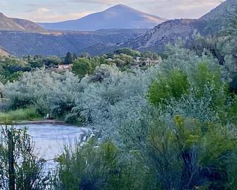Spectacular Ranch Overlooking the Chama River at the Heart of Abiquiu - Abiquiu - Vista del exterior