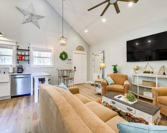 Byron Getaway with Fire Pit - Near MGA and Mercer! - Byron - Living room