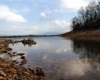 Little Cabin ~ Rustic, Affordable, Family Friendly - Walking Distance to Lake. - Dandridge - Beach