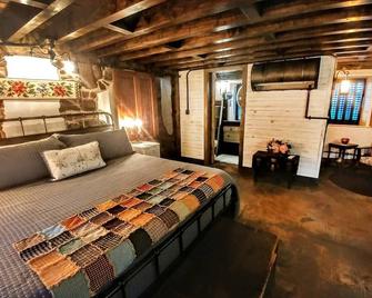 Stenhuset: Stunning Historic \'1877 Stone House\' - Lindsborg - Bedroom