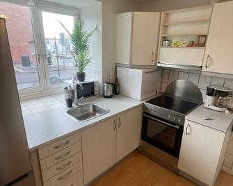Central Apt with Parking possibility, Netflix & Near Attractions - Århus - Cocina