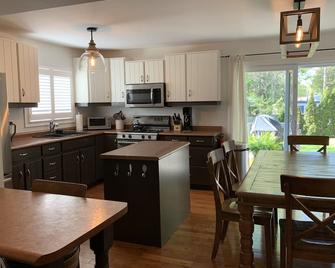Spacious House Only 5 Minutes Walk Down To Ipperwash Beach - Lambton Shores - Kitchen
