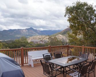 Relaxing Cabin Retreat in Scenic Pine Valley, UT - Pine Valley - Balcony