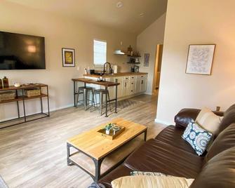 Charming Cabin in the Heart of the TX Hill Country - Llano - Huiskamer