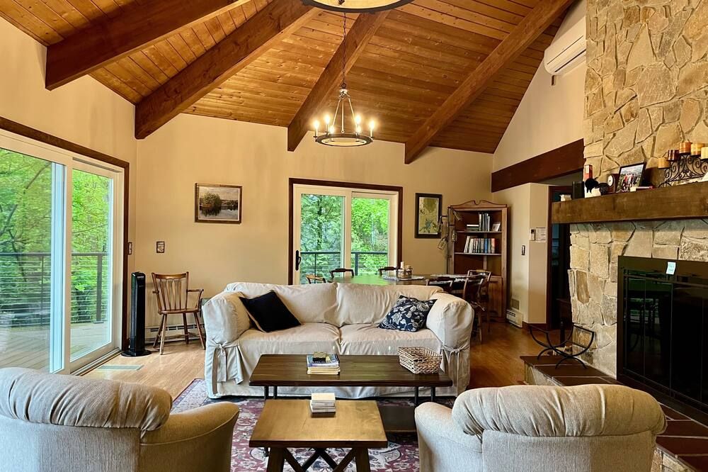 Little Squam Lakefront Retreat - Beach, Dock, Sleeps 10, Kayaks/Sups & Firepit - Ashland - Living room