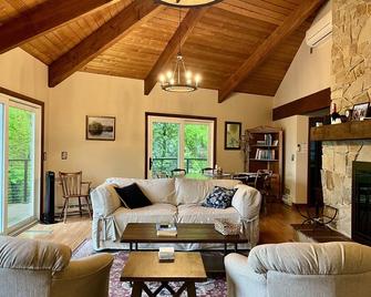 Lakefront family-friendly 4+ bedroom house on Little Squam - Ashland - Вітальня