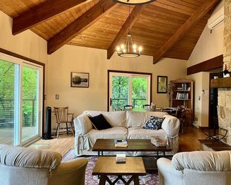 Little Squam Lakefront Retreat - Beach, Dock, Sleeps 10, Kayaks/Sups & Firepit - Ashland - Living room