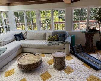 Light filled, tree house, surrounded by nature. 7 minute walk from downtown. - Fairfax - Living room