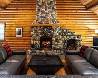 Perry River Lodge - Malakwa - Living room