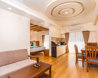 Pokhara Alpine and Springs - Pokhara - Huiskamer