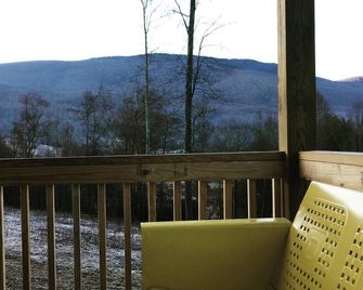 Secluded Cabin w/ Mountain Views - Perfect for Couples, Stargazers, + Creatives! - Troutdale - Balcony
