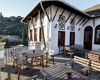 Hotel Kalemi 2 - Gjirokastra - Innenhof