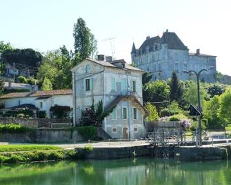 Large 70 m2 studio with mezzanine. 38 m2 terrace with views over the countryside. - Barie - Edificio