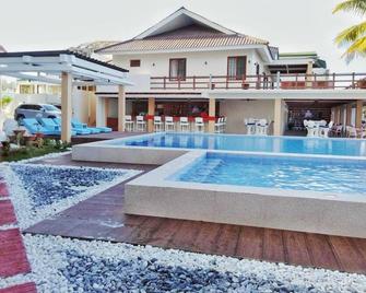 Nirvana Resort - Puerto Galera - Pool