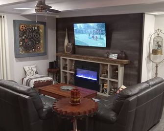 Spokes on Oaks, just 400 ft from the Withlacoochee Trail - Floral City - Sala de estar