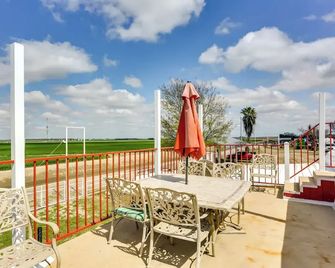 Rustic California Vacation Rental w/ Rooftop Patio - Tulare - Balkon