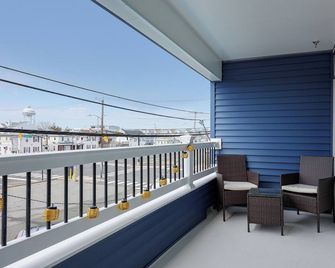LUXURY Seaside Getaway: Two blocks to the beach With a Roof Top - Seaside Heights - Balcony