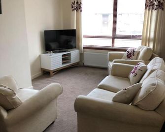 10 Redcliffe - Stornoway - Living room