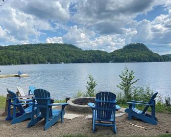 Fall Colours, Pet Friendly, Sunsets, Fireplace Firepit Wifi - Algonquin Highlands - Patio