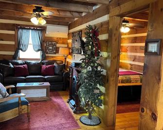 Wolf Ridge...Private Cabin W/Hot Tub-Fiddlers Roost Bnb - Galax - Living room
