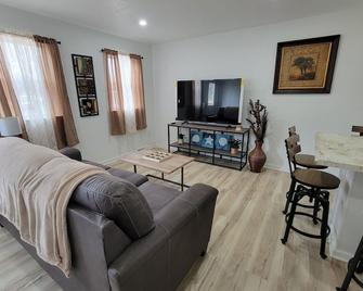 Airport Oasis - Remolded home less than 5 minutes from the airport - Moline - Living room
