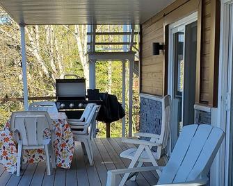 Quiet Lakefront property with Private Bathroom - Hotel type room - no Kitchen - Sainte-Lucie-des-Laurentides - Balcony
