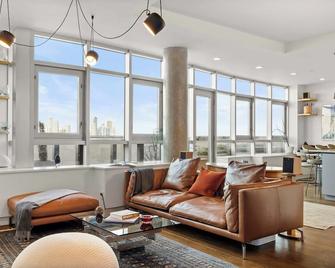 Bayard Terrace by Rove | Condo w/ Outdoor Spaces - بروكلين - غرفة معيشة
