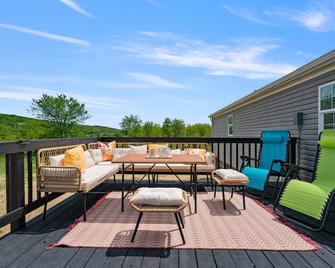 Watkins Glen Hot Tube Retreat- Finger Lakes Region - Burdett - Balcón