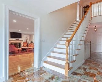 Snow Circle Retreat - Bourne - Stairs
