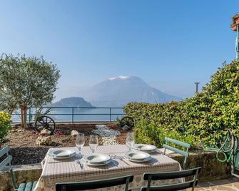 The terrace on the Como Lake - Varenna Pino - Fiumelatte - Patio