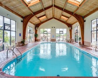 Quality Inn West - Branson - Pool