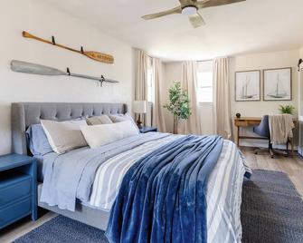 Family-Friendly Lake Retreat: Kayaks, Fire Pit, Views, and Award Winning Design - Mabank - Bedroom
