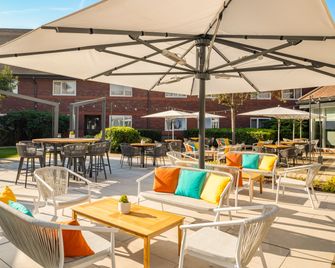 Holiday Inn Aylesbury By IHG - Aylesbury - Pátio