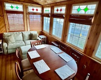Cozy Cottage with Private Dock - Seneca Falls - Dining room