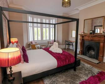 Coronation House, Pet Friendly, With Hot Tub In Scarborough - Scarborough - Bedroom
