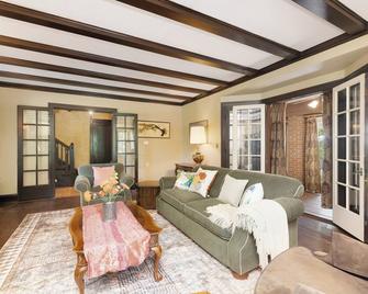 Secluded Historic Tudor with Fun Game Room Near Downtown - Davenport - Sala de estar