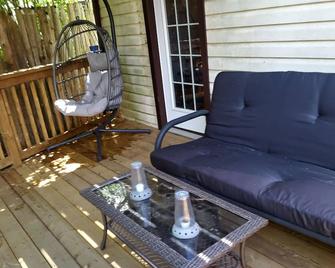 Rural Country Setting- Rustic And Charming Log Guest Suite - Stirling - Balcón