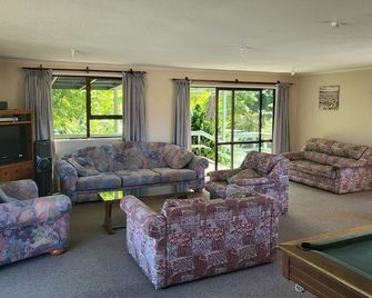 Coastal, garden-park setting lodge - Tasman - Living room