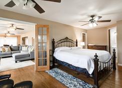 Spacious Lake House Retreat! - Martin - Bedroom