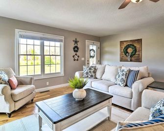 Secluded Retreat on 2 Acres Near Dale Hollow Lake! - Burkesville - Living room