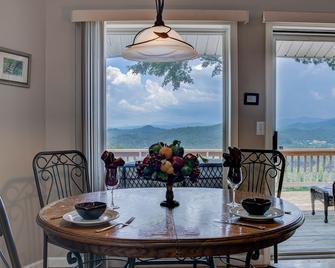 Come to Relax, Hike, and Bike w/Amazing Views - 3 Min to Brevard! - Pisgah Forest - Dining room