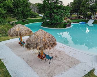 Retreat Oak Leaf | A Retreat Dfw Experience - Red Oak - Piscina