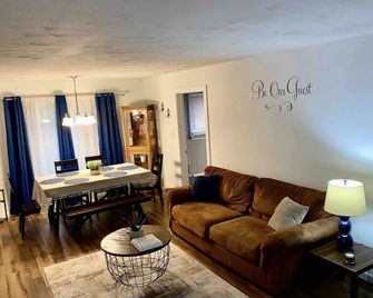 Notre Dame Vs Usc, 5 Br Ranch Walk To Campus, 2 Full Baths, Game Room - South Bend - Living room