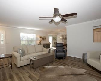 11 E Pinehurst Manor - Pinehurst - Living room