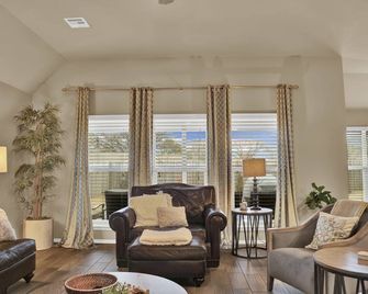 5 star single level home, 4 bdrm, 3 bath + private office and great backyard! - Bixby - Living room