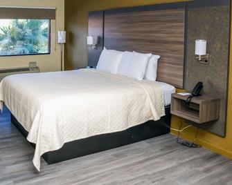Rodeway Inn - Phenix City - Bedroom