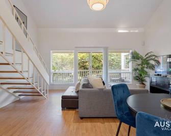 Waterfront Loft w Park View with Pool and Dock Access - أوستن